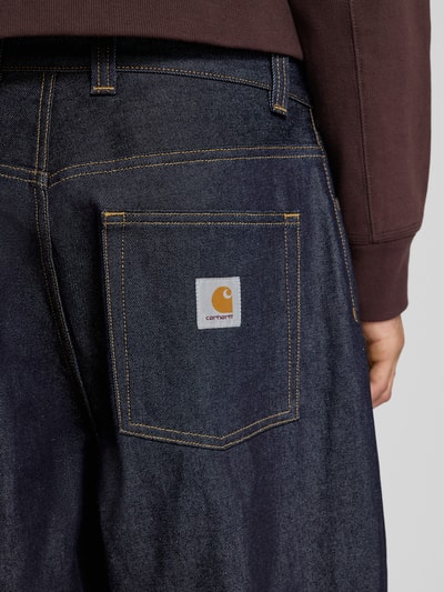 Männermodel trägt Relaxed Fit Jeans mit Eingrifftaschen Modell 'Brandon' von Carhartt Work In Progress im dunklen Baumwoll-Mix mit sichtbarer Kontrastnaht, Detailaufnahme Rückenansicht, Kontext: Herren Jeans, Material-Mix mit Baumwoll-Anteil, Relaxed Fit, Bundweite 45 cm, Innenbeinlänge 70 cm, Größe M.
