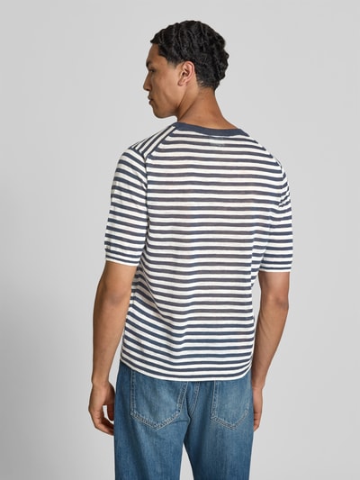 Männermodel trägt Regular Fit T-Shirt aus Leinen-Mix von Closed mit Strick-Optik, Streifendesign und Rundhalsausschnitt, Rückenlänge 64 cm, Ganzkörperansicht Rückansicht.