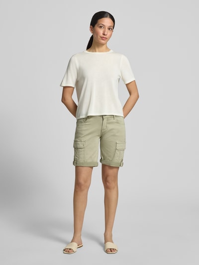 Frauenmodel trägt Cargo Shorts im 5-Pocket-Design mit Pattentaschen von Buena Vista aus Baumwoll-Mix mit Stretch-Anteil in hellem Grün, Straight Fit, Knopf- und Reißverschluss, Saum mit fixiertem Aufschlag, Bundweite 39 cm, Innenbeinlänge 27 cm, Ganzkörperansicht von vorne.