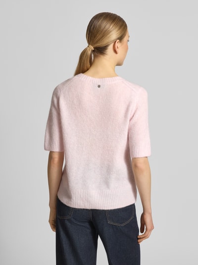 Frauenmodel trägt Cardigan aus Woll-Mix mit 1/2-Arm Modell 'Thora' von MOS MOSH, hellrosa, strukturierte Textur, Ganzkörperansicht Rückansicht.