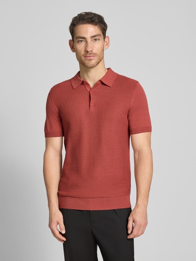 Männermodel trägt Regular Fit Poloshirt aus reiner Baumwolle von Strellson in Strickoptik mit Struktur-Muster, Feinstrick, ganzkörperansicht von vorne.