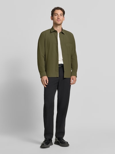 Männermodel trägt Relaxed Fit Freizeithemd mit Label-Patch Modell 'P-LEO-K-P-263' von BOSS in Olivgrün, Ganzkörperansicht von vorne, Herren Hemdjacke von BOSS