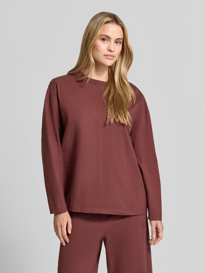 Vrouwenmodel draagt Relaxed Fit Langarmshirt uit katoen van American Vintage in roodbruin, ronde hals, bies, trendy, met lange mouwen, ruglengte maat XS/S 64 cm, vooraanzicht bovenlichaam