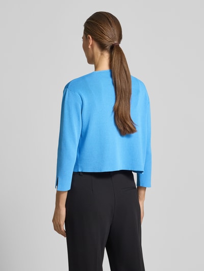 Frauenmodel trägt Strickjacke aus Viskose-Mix mit 3/4-Arm von More & More in Blau, offene Passform, Regular-Fit, Ganzkörperansicht Rückansicht. Rückenlänge bei Größe 36: 45 cm, Ärmellänge 45 cm.