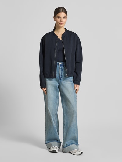 Frauenmodel trägt Jacke aus Baumwoll-Leinen-Mix mit Reißverschluss von Lanius in Dunkelblau, Regular-Fit, Stehkragen, Ganzkörperansicht von vorne. Rückenlänge 58 cm, Schulterbreite 43 cm, Brustweite 56 cm, Ärmellänge 62 cm, Größe 36.