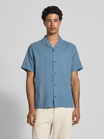 Männermodel trägt Regular Fit Freizeithemd mit Strukturmuster Modell 'Global' von Jack & Jones in Blau, reine Baumwolle, kurzärmelig, Ganzkörperansicht von vorne.