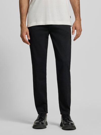 Männermodel trägt dunkle Straight Fit Jeans aus Baumwoll-Mix Modell 'Re.Maine' von BOSS, schlicht und glatt, Nahaufnahme Oberkörper, Herren Straight Fit Jeans von BOSS.