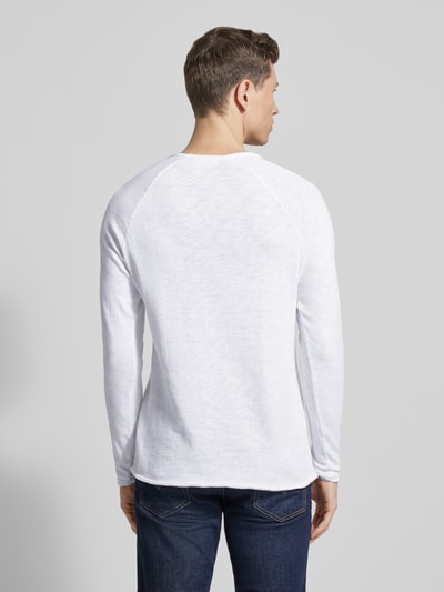 Männermodel trägt Longsleeve mit Rollsaum Modell 'SONOMA' von American Vintage, weiß, reine Baumwolle, Ganzkörperansicht Rückansicht.