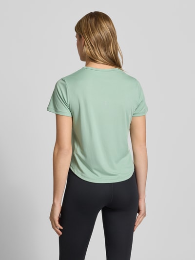 Frauenmodel trägt damski t-shirt z logo model 'Tempo' od NIKE TRAINING, krój regular fit, okrągły dekolt, długość tyłu w rozmiarze S: 56 cm, jasny zielony kolor, gładka faktura, Ganzkörperansicht Rückansicht
