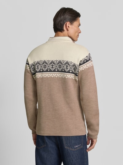 Männermodel trägt Wollpullover mit Troyer-Kragen Modell 'Moritz' von Dale of Norway, beige-braun mit norwegischem Muster, reine Wolle, Ganzkörperansicht Rückansicht.