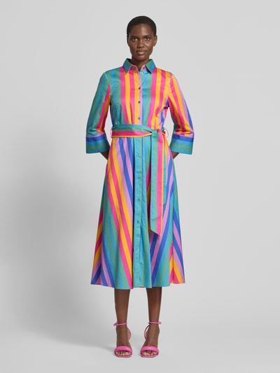 Frauenmodel trägt Hemdblusenkleid mit 3/4-Arm und Bindegürtel von Christian Berg Woman in bunten Streifen, reine Baumwolle, Midikleid, taillierter Schnitt, Knopfleiste, Hemdblusenkragen, Bindegürtel, Farben Pink, Blau, Gelb, Mint, Ganzkörperansicht von vorne.