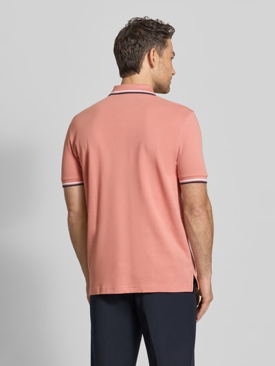 Mannelijk model draagt Regular Fit poloshirt met contraststrepen van Christian Berg Men, puur katoen, knoopsluiting, ruglengte maat M 71 cm, geheel achteraanzicht.