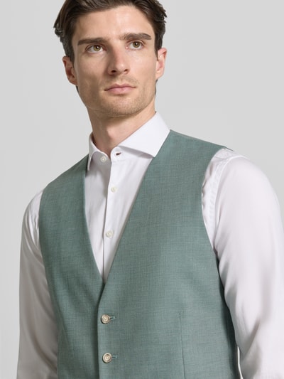 Männermodel trägt Regular Fit Weste mit Viskose-Anteil von MCNEAL, Elastischer-Material-Mix, V-Ausschnitt, Knopfleiste, Pattentaschen, Nahaufnahme Oberkörper.