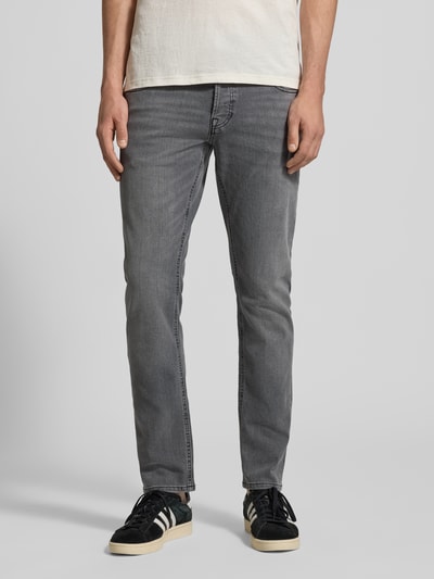 Mannenmodel draagt Straight Fit Jeans im 5-Pocket-Design Modell 'GLENN' van JACK & JONES in grijs katoenmix met stretch, recht model, knoop- en ritssluiting, bandwijdte maat 32/32: 41 cm, binnenbeenlengte: 77 cm, volledige lichaamsvoorzijde.