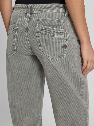 Kobieta nosi szare spodnie sztruksowe Relaxed Fit Cordhose aus Baumwoll-Mix Modell 'Malibu' od Buena Vista, tekstura prążkowana, zbliżenie tylnej części ciała, damskie spodnie sztruksowe