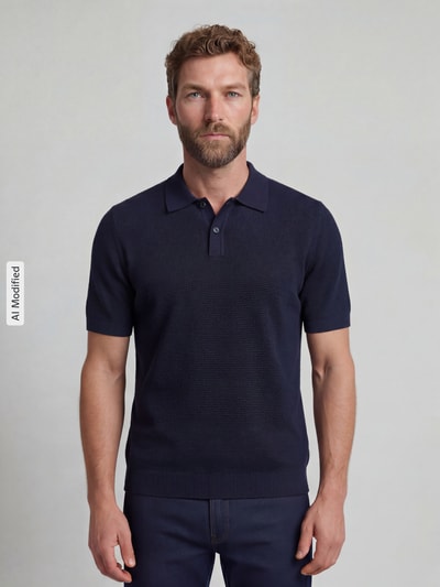 Männermodel trägt Slim Fit Poloshirt mit Strukturmuster von Christian Berg Men in Dunkelblau, reine Baumwolle, Ganzkörperansicht von vorne.