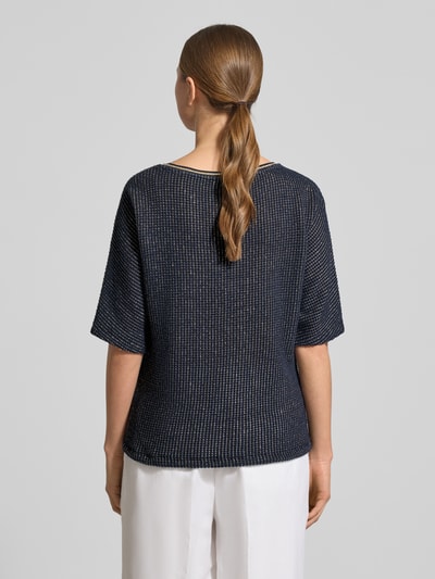 Kobiece model nosi T-shirt mit Strukturmuster und Tunnelzug od Betty Barclay, mieszanka bawełny z dodatkiem streczu, krój relaxed fit, okrągły dekolt, długość tyłu w rozmiarze 36: 57 cm, ciemny kolor, widoczna faktura, widok całej sylwetki z tyłu.