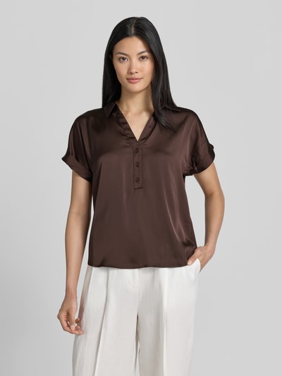Vrouwenmodel draagt Regular Fit blouse met V-hals model 'ENNA RAVENNA' van Vila in satijn, bruine kleur, knoopsluiting, mouwen met omslag, ruglengte maat 36: 59 cm, voorkant bovenlichaam close-up.