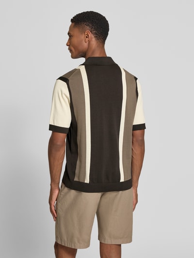 Männermodel trägt Regular Fit Poloshirt im Allover-Look Modell 'TAMIAN' von Drykorn in Braun, Beige und Creme, reine Baumwolle, Rückenansicht.