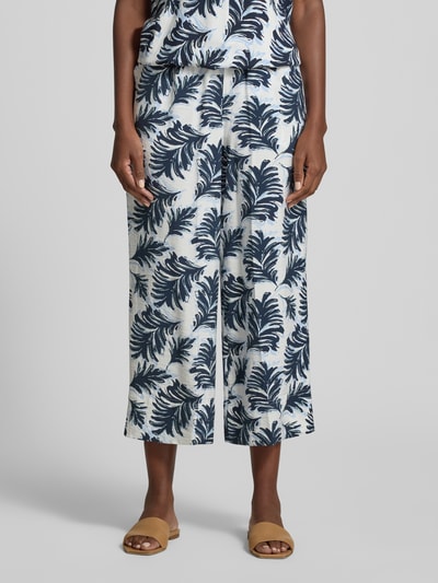 Frauenmodel trägt Regular Fit Culotte aus Viskose-Mix von Tom Tailor, Optik:Unifarben, Passform: Regular-Fit, Tunnelzug, Bundabschluss: Elastisch, seitliche Eingrifftaschen, Materialverarbeitung: Popeline, Muster: Allover-Muster, Farbkombination aus Weiß und Dunkelblau, strukturierte Oberfläche, Ganzkörperansicht von vorne.