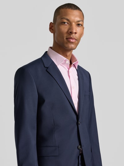 Männermodel trägt dunkelblaues Slim-Fit 2-Knopf-Sakko mit Pattentaschen Modell 'JAMIE' von Tiger Of Sweden im Material-Mix mit Woll-Anteil, Nahaufnahme Oberkörper. Rückenlänge 72 cm, Schulterbreite 46 cm, Ärmellänge 65 cm bei Größe 50.