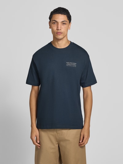 Männermodel trägt Relaxed Fit T-Shirt aus reiner Baumwolle von Marc O'Polo DENIM, dunkelblau, glatte Struktur, Ganzkörperansicht von vorne.