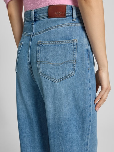 Frauenmodel trägt Tapered Fit Jeans aus Baumwoll-Mix Modell 'ADDISON' von Pepe Jeans, hellblaue Denim-Optik, Label Patch, Nahaufnahme Rückansicht.