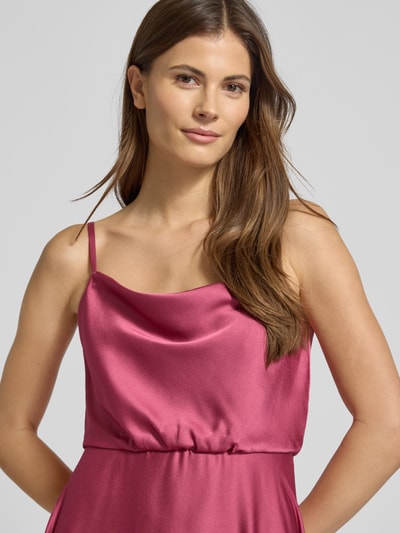 Frauenmodel trägt Cocktailkleid mit Wasserfall-Ausschnitt von Jake*s Cocktail aus pinkfarbenem Satin, tailliert, Spaghettiträger, Nahaufnahme Oberkörper.