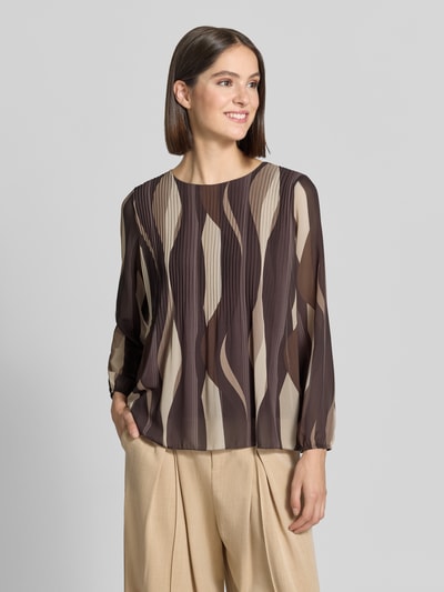 Kobiece model prezentuje bluzkę z szyfonu z plisami, okrągły dekolt, beżowo-brązowy wzór, prosty krój, ZABAIONE Bluse mit Plisseefalten Modell 'Re44ynaa', długość tyłu 62 cm, długość rękawa 57 cm, widok na górną część ciała z przodu.
