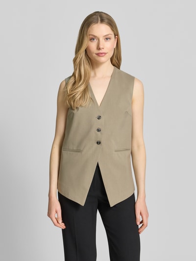 Frauenmodel trägt Weste mit Paspeltaschen Modell 'SATOVA' von Samsøe Samsøe, beigefarbener Material-Mix, V-Ausschnitt, Regular Fit, Ganzkörperansicht von vorne.