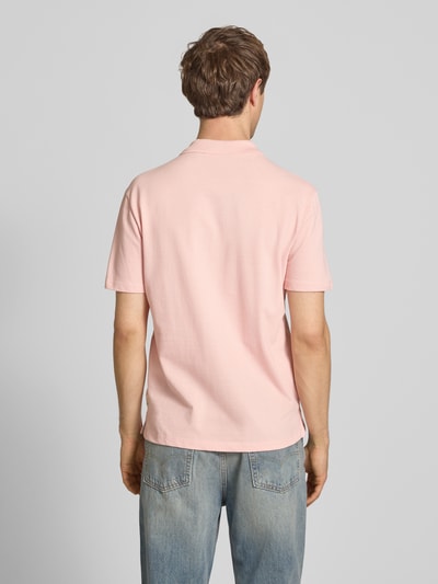 Männermodel trägt Regular Fit Poloshirt mit Print und Knopfleiste Modell 'MAILLE' von Blend, reine Baumwolle, Rückenlänge 72 cm, Ganzkörperansicht Rückansicht.