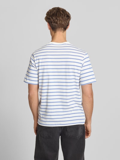Männermodel trägt T-Shirt mit Streifenmuster und Label-Stitching von Jack & Jones aus Reine Baumwolle, Relaxed-Fit, Rückenlänge 72 cm, Ganzkörperansicht Rückansicht.