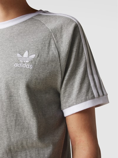 adidas Originals T-Shirt aus Baumwolle mit Logo-Streifen Hellgrau Melange 3