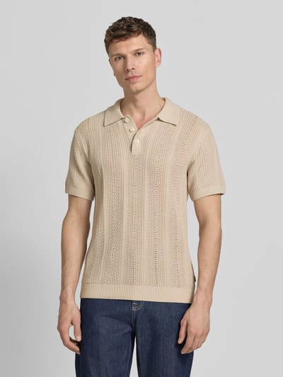 Männermodel trägt Slim Fit Poloshirt mit Knopfleiste von Jack & Jones Premium, beige, Baumwoll-Mix, feine Struktur, Ganzkörperansicht von vorne.