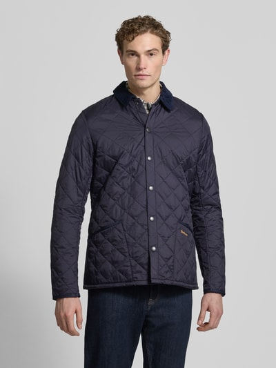 Männermodel trägt Steppjacke mit Umlegekragen von Barbour in Unifarbenes-Design mit Druckknopfleiste, Eingrifftaschen, Label-Stitching, Steppnähte, Regular-Fit, Ganzkörperansicht von vorne. Rückenlänge 68 cm, Schulterbreite 40 cm, Brustweite 42 cm, Ärmellänge 70 cm bei Größe M.