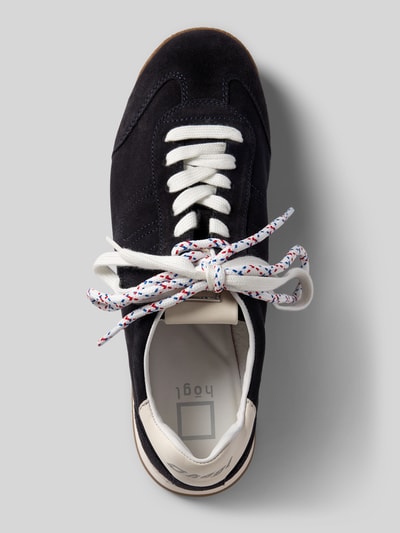 Produktfoto, Sneaker aus Leder mit Schnürung von Högl, schwarz mit weißer Gummisohle, abgerundeter Spitze, Oberansicht, Textur glatt und weich, Damenschuh mit 1 cm Absatz und 8 cm Schafthöhe.