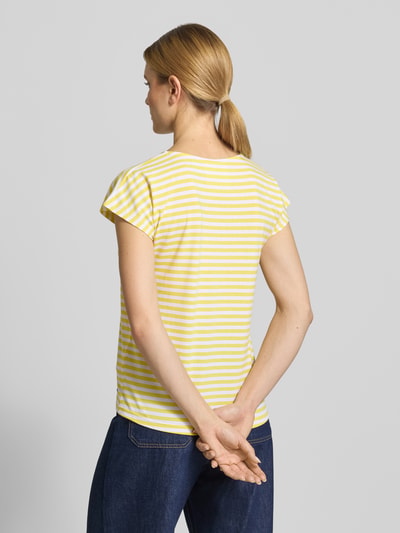 Frauenmodel trägt Regular Fit T-Shirt mit Rundhalsausschnitt von G.I.G.A. DX, gelb-weiß gestreift, tailliert, Rückansicht, Nahaufnahme Oberkörper.