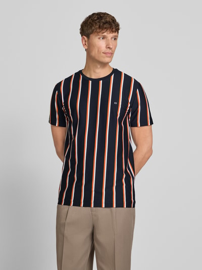 Männermodel trägt Regular Fit T-Shirt mit Logo-Stitching von Christian Berg Men, bawełna, krój regular fit, okrągły dekolt, długość tyłu 71 cm w rozmiarze M, przód, Ganzkörperansicht von vorne