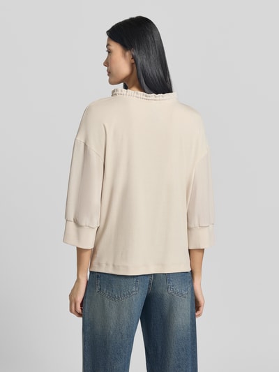 Frauenmodel trägt Relaxed Fit Sweatshirt mit Tunnelzug von Marc Cain in Beige, elastische Ärmelabschlüsse, Halbarm, Rückenansicht, Kontext: Damen Sweatshirt, Stehkragen, Rückenlänge bei Größe 36 57 cm