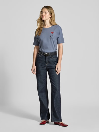 Modelka kobieta ma na sobie T-shirt mit Motiv-Print und Rundhalsausschnitt von Jake*s Casual z bawełny ekologicznej, krój relaxed fit, nadruk z motywem, okrągły dekolt, długość tyłu w rozmiarze S: 59 cm, cała sylwetka z przodu.