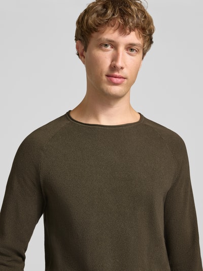 Männermodel trägt Regular Fit Pullover aus reiner Baumwolle Modell 'Hill' von JACK & JONES, Strick-Optik, Rundhalsausschnitt, Nahaufnahme Oberkörper.