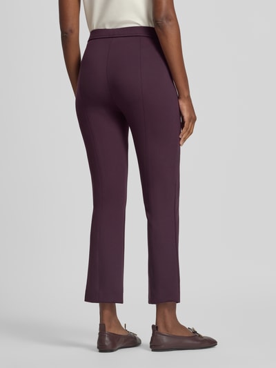 Frauenmodel trägt Regular Fit Schlaghose in 7/8 Länge Modell 'MACY' von Raffaello Rossi in dunklem Violett, glatte Textur, Ganzkörperansicht Rückansicht, Damen Schlaghose von Raffaello Rossi