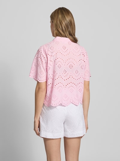 Frauenmodel trägt Loose-Fit-Bluse mit Lochstickerei Modell 'VALAIS' von Only, Optik: Unifarben, reine Baumwolle, Ganzkörperansicht Rückansicht.