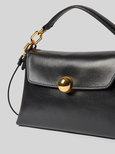 Productfoto, Shoulder Bag aus echt leer Model 'SFERA' van FURLA, zwarte kleur, magneetsluiting, verstelbare schouderband, draagriem, vakken voor pasjes, afmetingen maat 1: 24x14x9 cm, bandlengte 88 cm