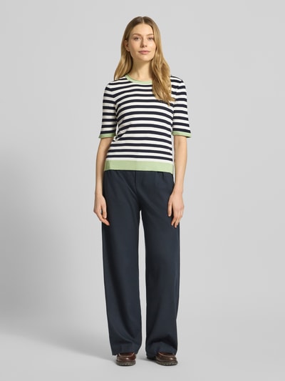 Modelka nosi Regular Fit Pullover aus Visksoe-Mix von Betty Barclay, wzór w paski, okrągły dekolt, krótki rękaw, pleciona faktura, długość tyłu w rozmiarze 36: 46 cm, długość rękawa: 28 cm, widok całej sylwetki od przodu.