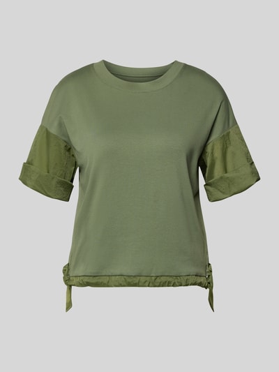 Produktfoto, T-Shirt mit Rundhalsausschnitt und Tunnelzug von Marc Cain, damski t-shirt, mieszanka bawełny i elastanu, krój relaxed fit, okrągły dekolt, rękawy z zakładką, tunel, długość tyłu w rozmiarze 36: 51 cm, kolor oliwkowy, matowa i lekko błyszcząca tekstura