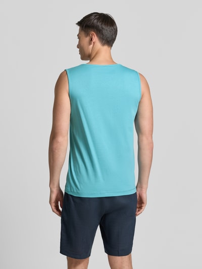 Männermodel trägt Tanktop mit Rundhalsausschnitt und Logo-Print von Lerros aus Reine Baumwolle, Regular-Fit, Rückenlänge 69 cm, Ganzkörperansicht Rückansicht.