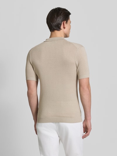 Männermodel trägt Slim Fit Poloshirt in Strick-Optik Modell 'Vanceo' von JOOP! Collection, Reine Baumwolle, Kurzärmelig, Rückansicht