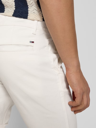 Tommy Jeans Slim Fit Chinoshorts aus Baumwoll-Mix Offwhite 3