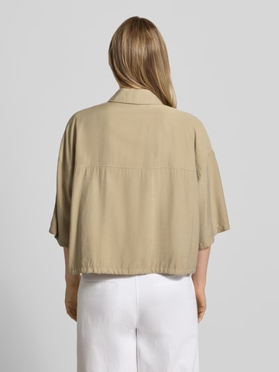 Vrouwenmodel draagt blouse met overhemdkraag van modalmix, loose fit, tunnelkoord zoom, model 'LAINAY' van Drykorn, rugaanzicht.